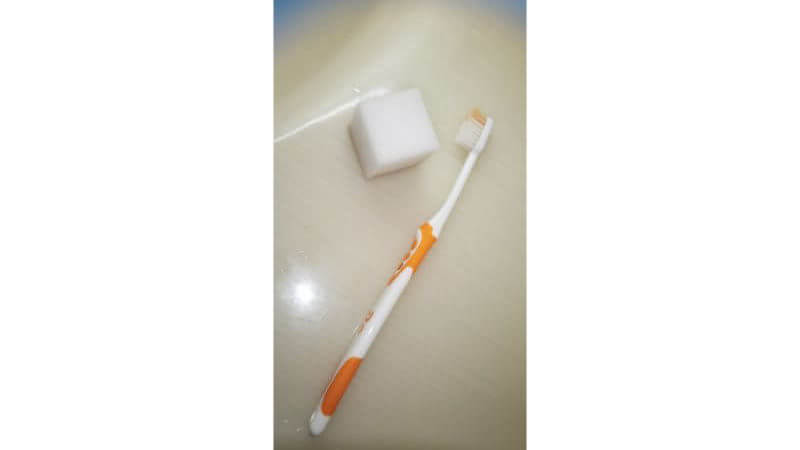 掃除道具：使い古しの歯ブラシ・メラミンスポンジ