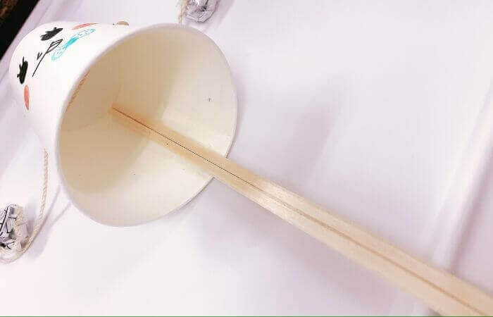 紙コップおもちゃ「デンデン太鼓」の作り方6